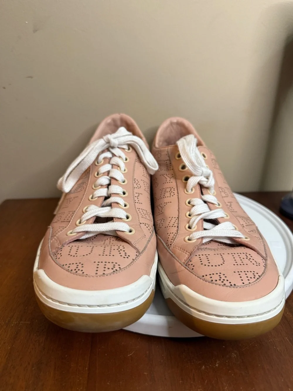 Burberry Timsbury Perforated Logo Pink
Leather Sneakers Size EU 41 - Picture 3 of 8